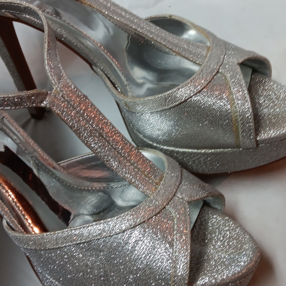 Gianni Bini Silver Heels with Peep-Toe Design and Stiletto Heel Size 10 - Picture 15 of 16